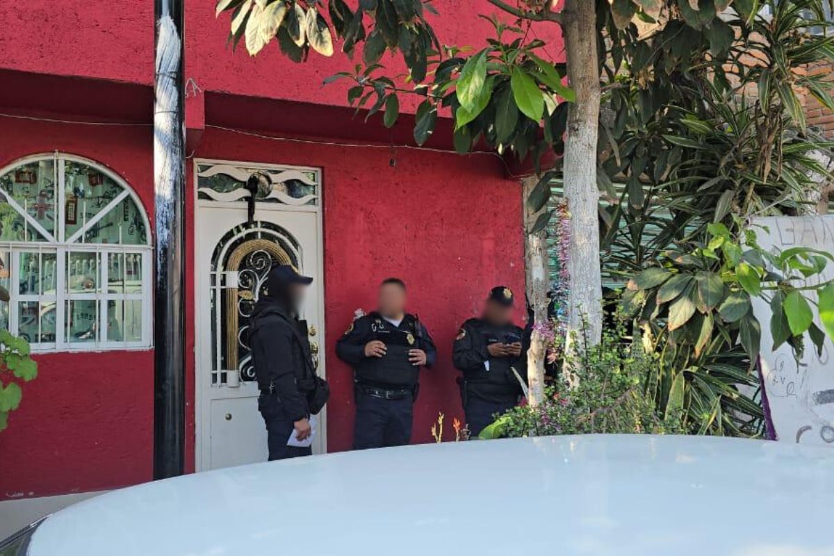 Policías de la SSC frente al lugar donde se dio la balacera en Iztapalapa.    Foto: Ramón Ramírez