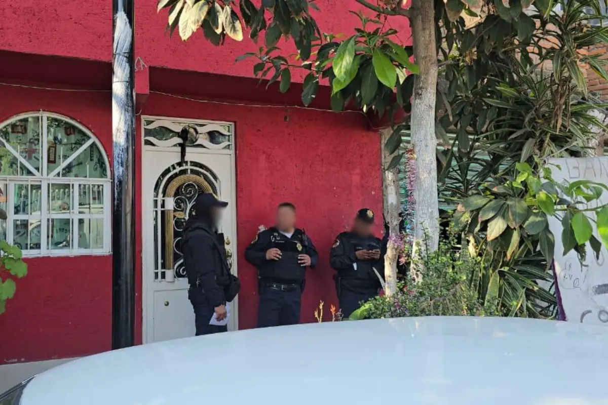 Policías de la SSC frente al lugar donde se dio la balacera en Iztapalapa. Foto: Ramón Ramírez