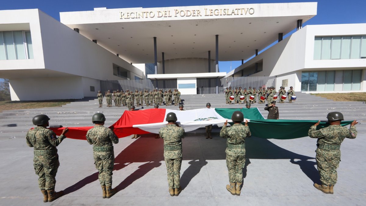 El acto se realiza en cumplimiento del artículo 54 Bis de la Ley sobre el Escudo, Bandera y el Himno Nacional Foto: Congreso de Yucatán