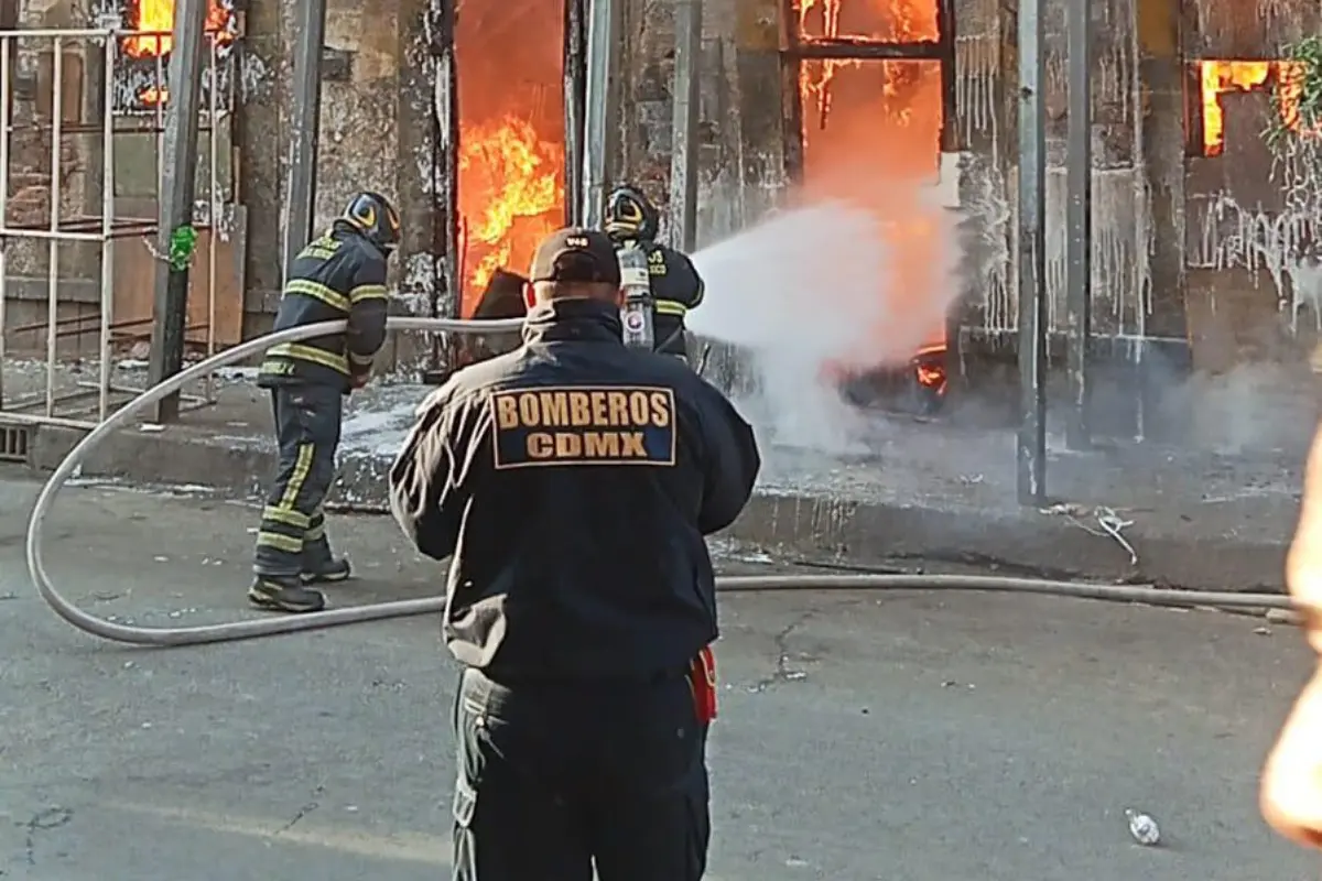 Bomberos de CDMX apagando el incendio dentro del inmueble en el Centro Histórico. Foto: Ramón Ramírez