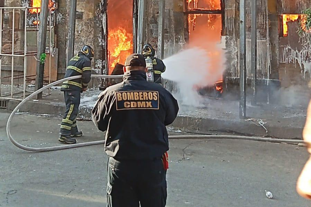 Bomberos de CDMX apagando el incendio dentro del inmueble en el Centro Histórico.    Foto: Ramón Ramírez