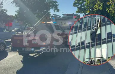 Accidente en Mérida: Trabajadores quedan colgados en lo alto de un edificio