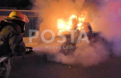 Incendio consume vehículo en pleno centro de Monterrey