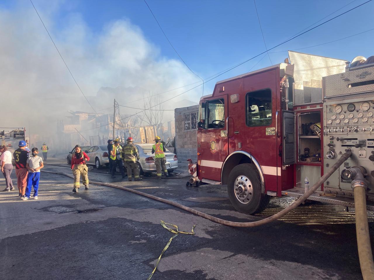 Bomberos sofocando el incendio en Saltillo. (Fotografía: Cortesía)