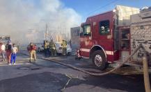 Voraz incendio se extiende en dos colonias de Saltillo; bomberos combaten las llamas