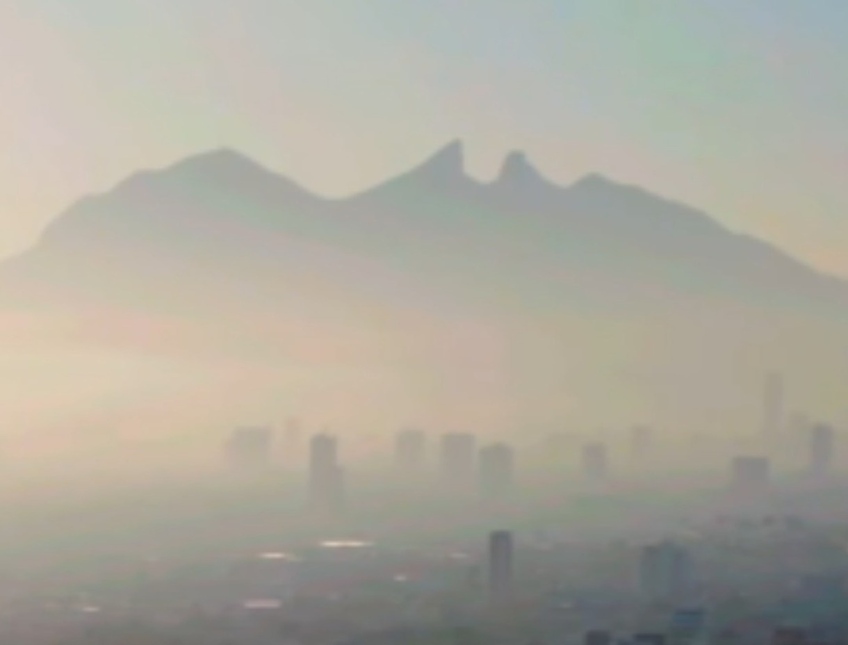 El área metropolitana muestra niveles de contaminación malos pese a la llegada del frente frío 29. Foto: Redes Sociales.