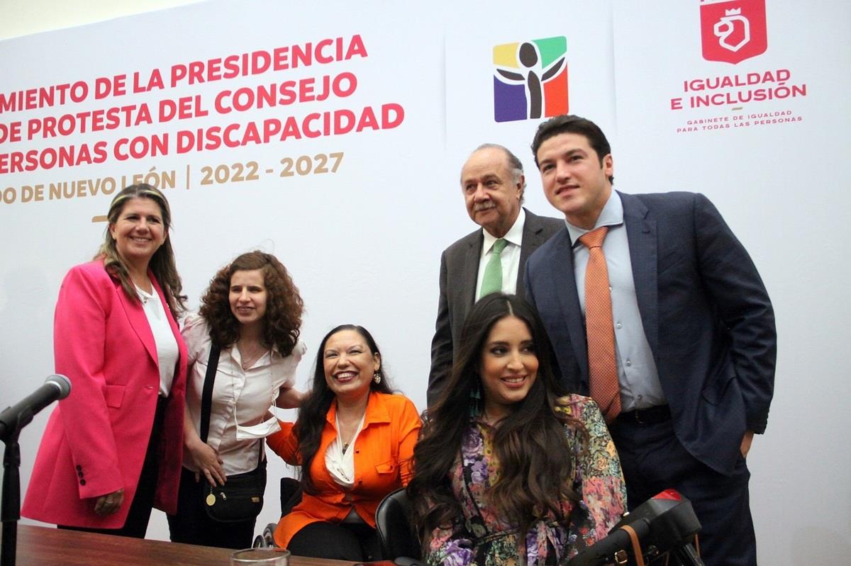 La secretaria de Igualdad e Inclusión, Martha Herrera, durante un evento junto al gobernador del Estado, Samuel García, y Javier Navarro, secretario general de Gobierno. Foto: Secretaría de Igualdad e Inclusión de Nuevo León