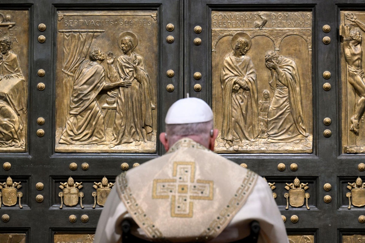 Papa Francisco frente a la puerta de la esperanza Foto: X(Twitter) @Pontifex_es