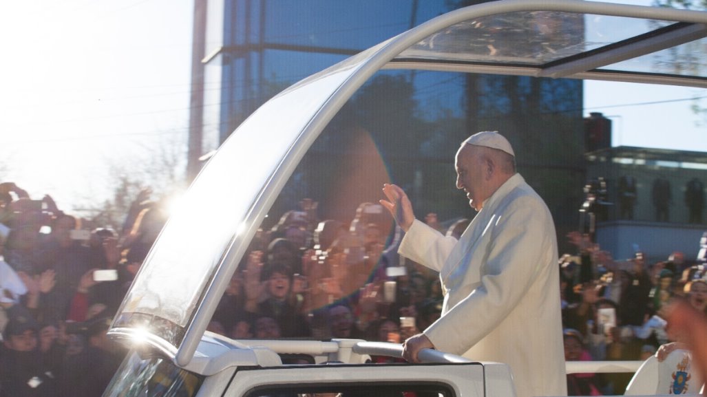 Peregrinos de México oran por la recuperación del Papa afuera del hospital Gemelli