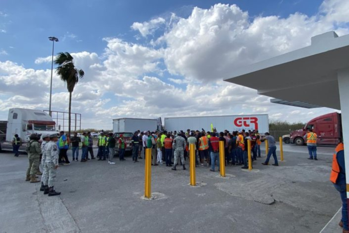 Transportistas pararon el flujo vehicular en el Puente Internacional III de Nuevo Laredo en protesta por medidas de seguridad. Foto: Carlos García