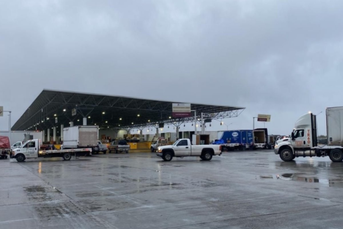 El Puente Internacional III de Nuevo Laredo permanece cerrado por transportistas. Foto: Carlos García