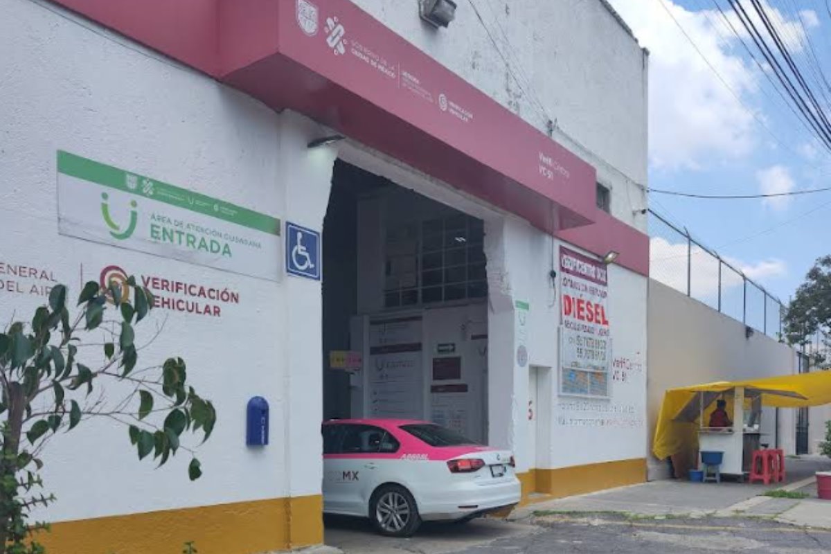 Entrada de verificentro de la CDMX, en donde los conductores acuden a realizar el pago de su verificación. Foto: Google Maps (eliur kinoviskis) | Canva