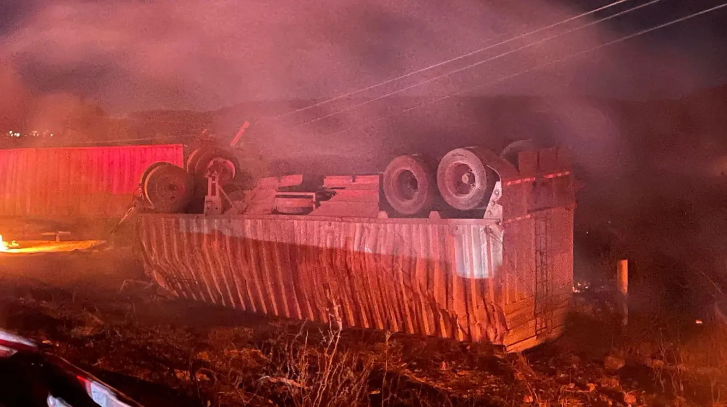 Una persona murió tras incendiarse el tractocamión en el que transportaba combustible. Foto: Luis Lozano.