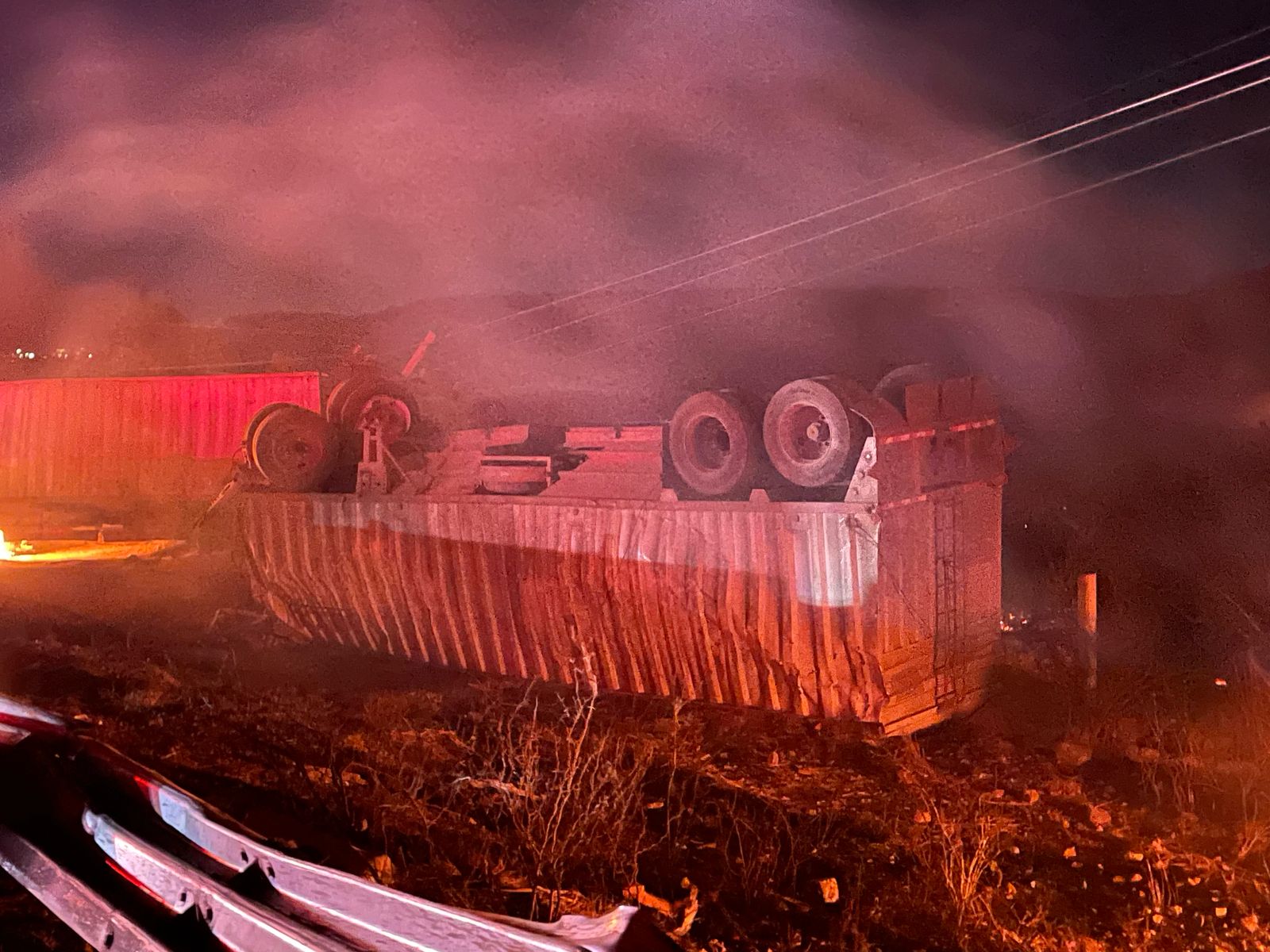 Una persona murió tras incendiarse el tractocamión en el que transportaba combustible. Foto: Luis Lozano.