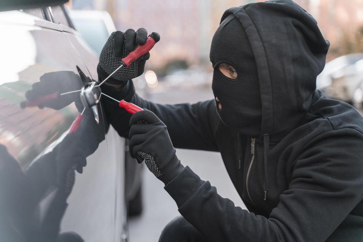 Persona robando coche. Foto: Freepik