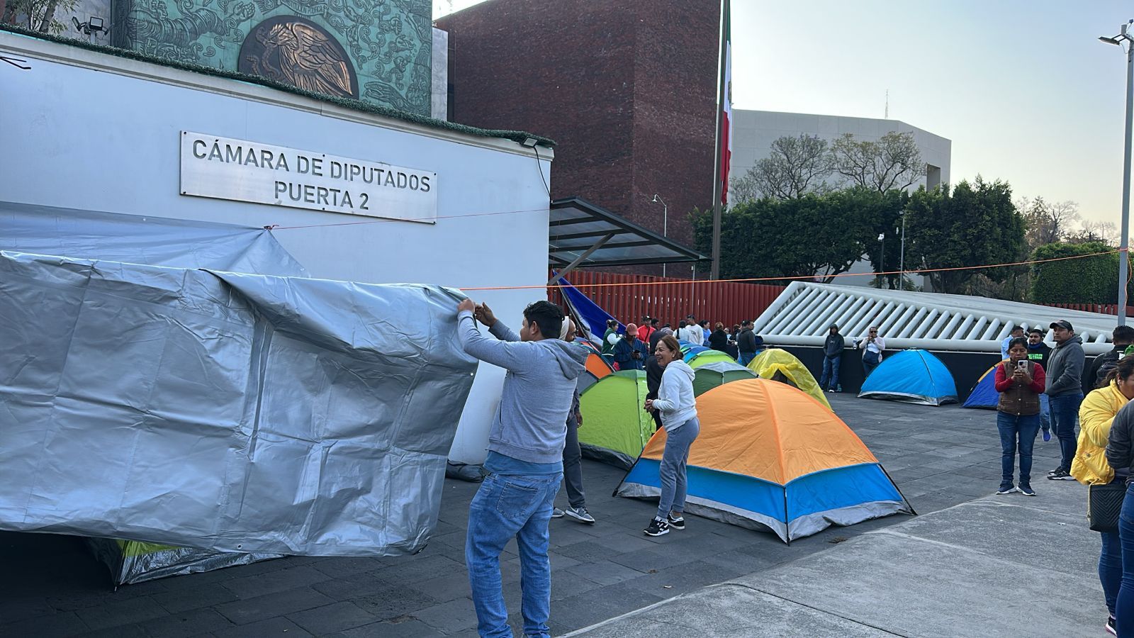 Integrantes del SNTE afuera de la Cámara de Diputados para exigir respeto a sus derechos. Foto: Ramón Ramírez