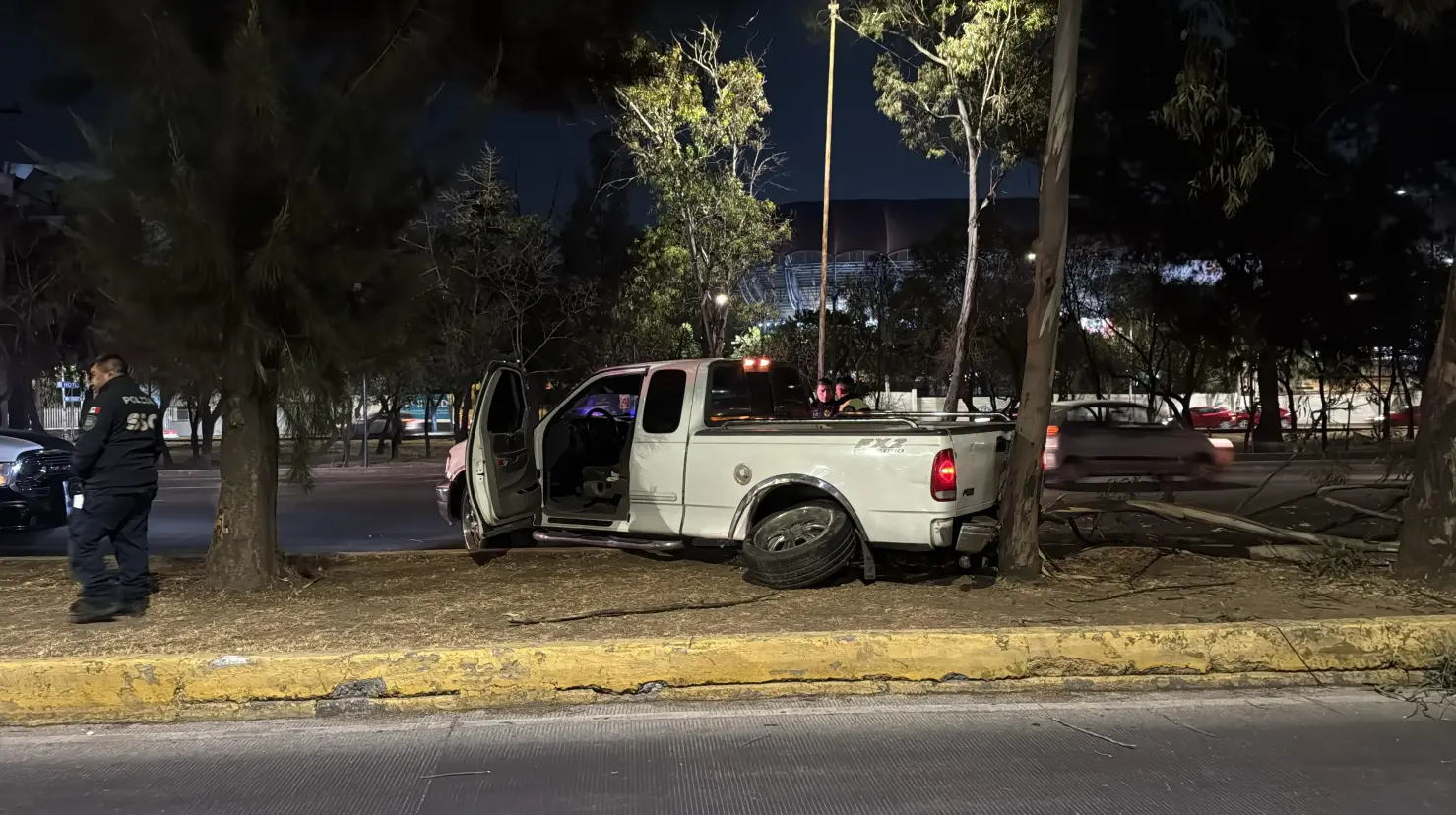 Así fue el choque de camioneta contra árbol frente al Palacio de los Deportes. Foto: Ramón Ramírez