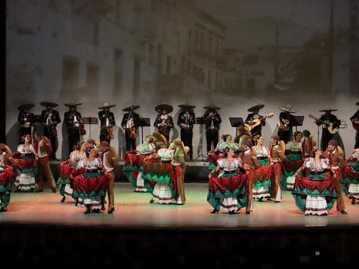 Mérida se vistió de gala por la participación del Ballet Folklórico de la UADY y el Mariachi de la Universidad de Guanajuato.- Fuente UADY