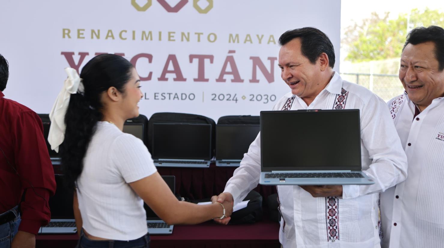 13 preparatorias estatales recibirán más de 400 equipos de cómputo para fortalecer la educación digital de los estudiantes de ese nivel.- Fuente Gobierno del Estado