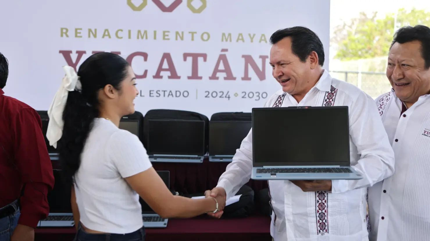 13 preparatorias estatales recibirán más de 400 equipos de cómputo para fortalecer la educación digital de los estudiantes de ese nivel.- Fuente Gobierno del Estado