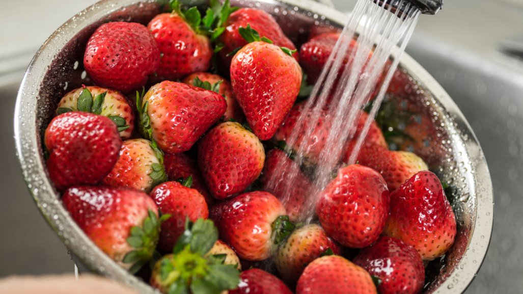 Fresas: esta es la mejor forma de lavarlas y acabar con los pesticidas, según experto