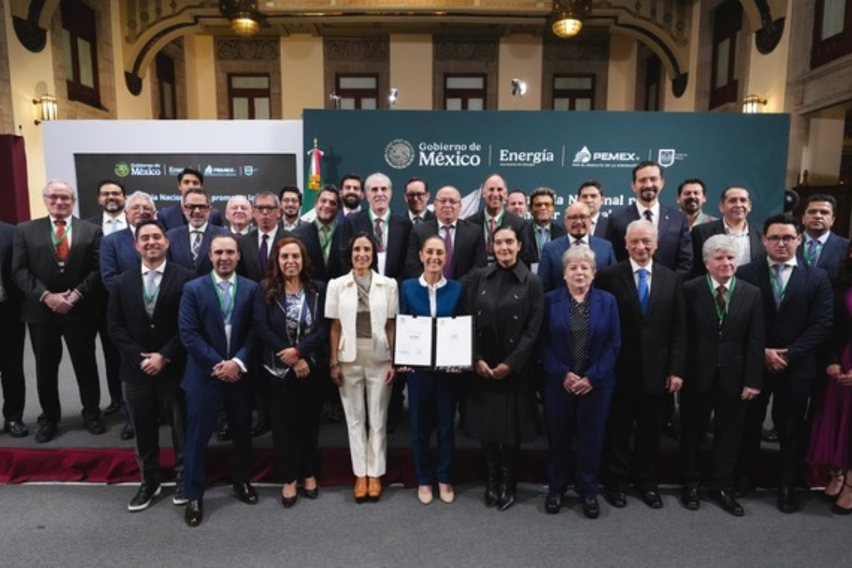 Los empresarios gasolineros del país firmaron voluntariamente el acuerdo para vender la gasolina magna en 24 pesos el litro. Foto: Presidencia de la República