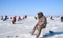 Rescatan a 374 pescadores en Rusia atrapados en un témpano de hielo