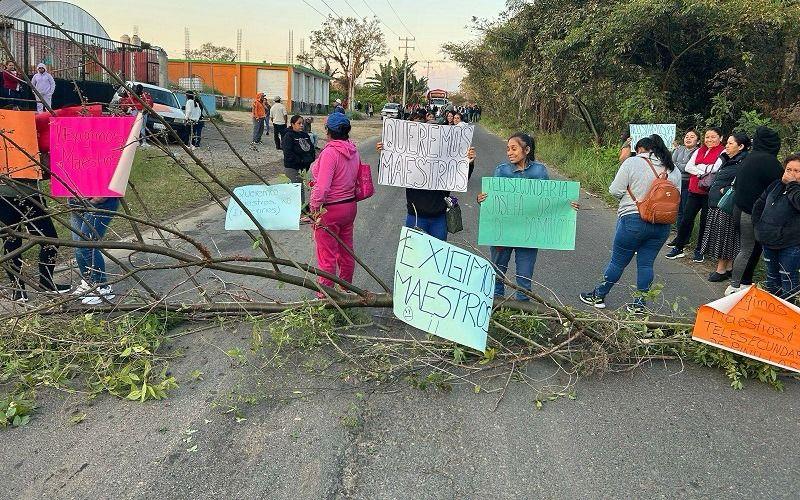 Sindicales admiten más de mil comisionados en Veracruz; padres exigen maestros para sus hijos