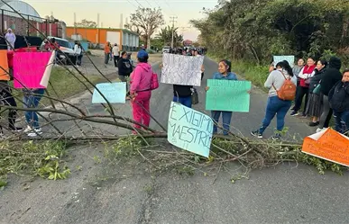 Sindicales admiten más de mil comisionados en Veracruz; padres exigen maestros para sus hijos
