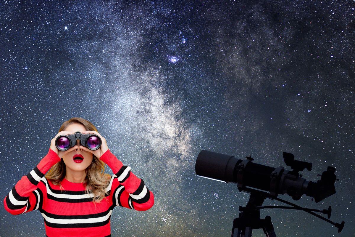 De fondo cielo estrellado con telescopio, persona viendo desde binoculares. Foto: Canva