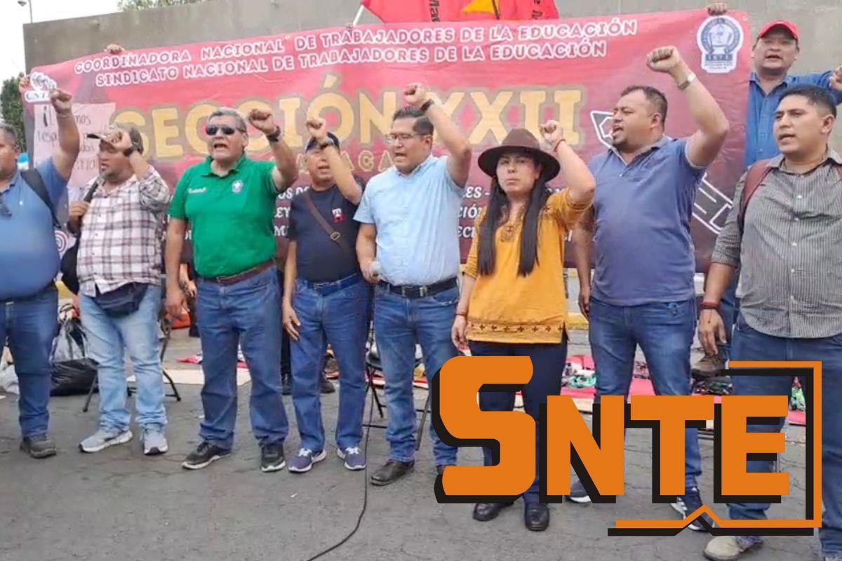 Maestros SNTE en manifestación Foto: FB Cencos Sección 22 l Canva