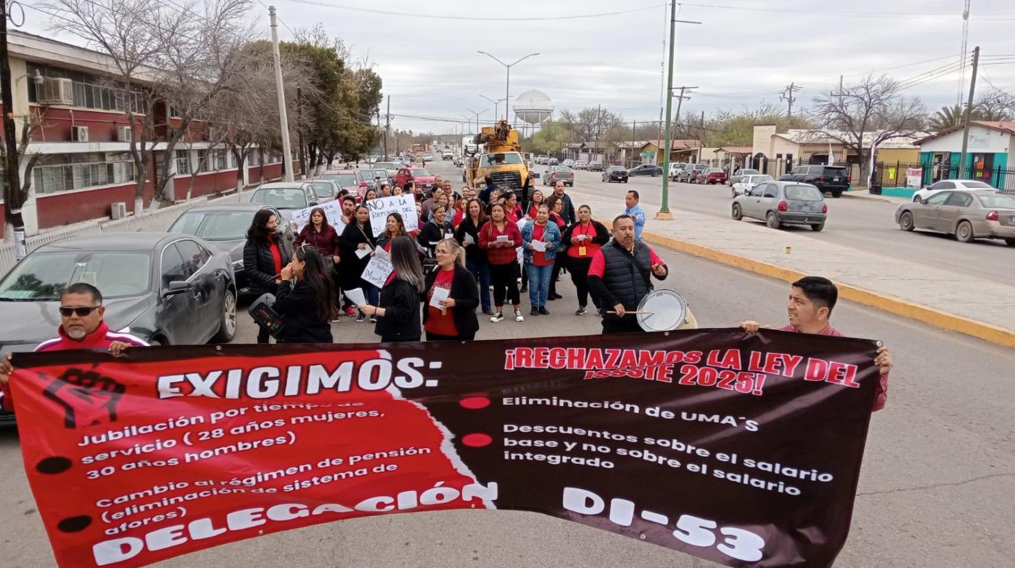 Maestros se manifiestan contra la reforma de la ley del ISSSTE. Foto de el molino.