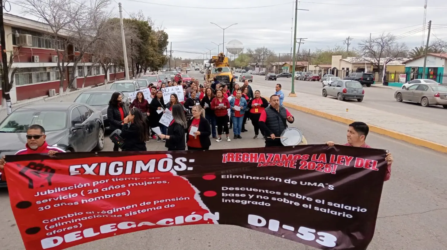 Maestros se manifiestan contra la reforma de la ley del ISSSTE. Foto de el molino.