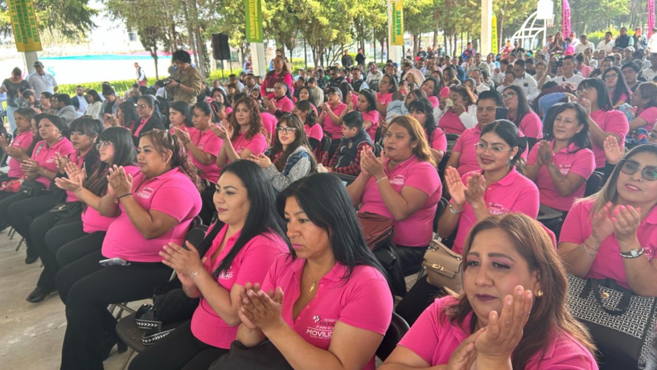 El programa Mujeres al Volante busca la inclusión de las mujeres en el transporte público de pasajeros en Edomex. Foto: X (@SEMOV_Edomex).