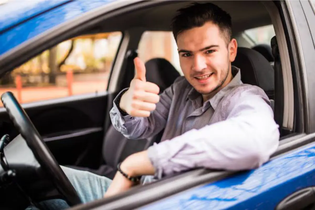 La licencia de conducir es obligatoria, incluso si eres un menor entre los 16 y 18 años de edad. Foto: Freepik