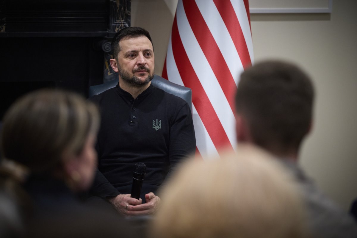 Volodímir Zelensky en la Ucrania House en Washington. Créditos: X (@ZelenskyyUa). 