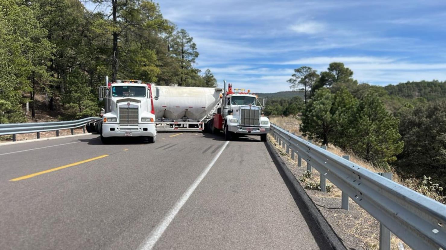 De nueva cuenta, la Supercarretera Durango - Mazatlán fue escenario de un accidente. Foto: Especial / POSTAmx