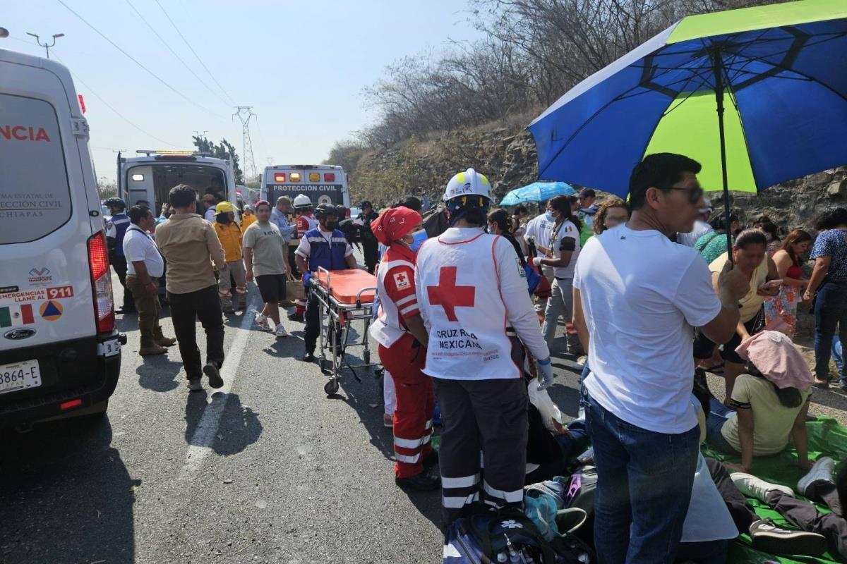 Los cuerpos de emergencia arribaron al sitio para brindar auxilio a los heridos Foto: Protección Civil Tuxtla Gutiérrez