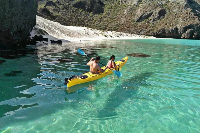 Locales disfrutando de un paseo en kayak por playa Pichilingue. Foto: Península BCS