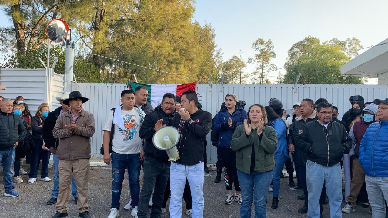 Autoridades municipales y vecinos Temascalapa clausuraron las instalaciones de vertedero radioactivo. Foto: X (@VientoInforma).