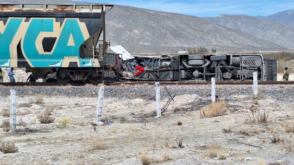 Fuerte accidente en Cuatro Ciénegas; embiste tren a camión de turistas