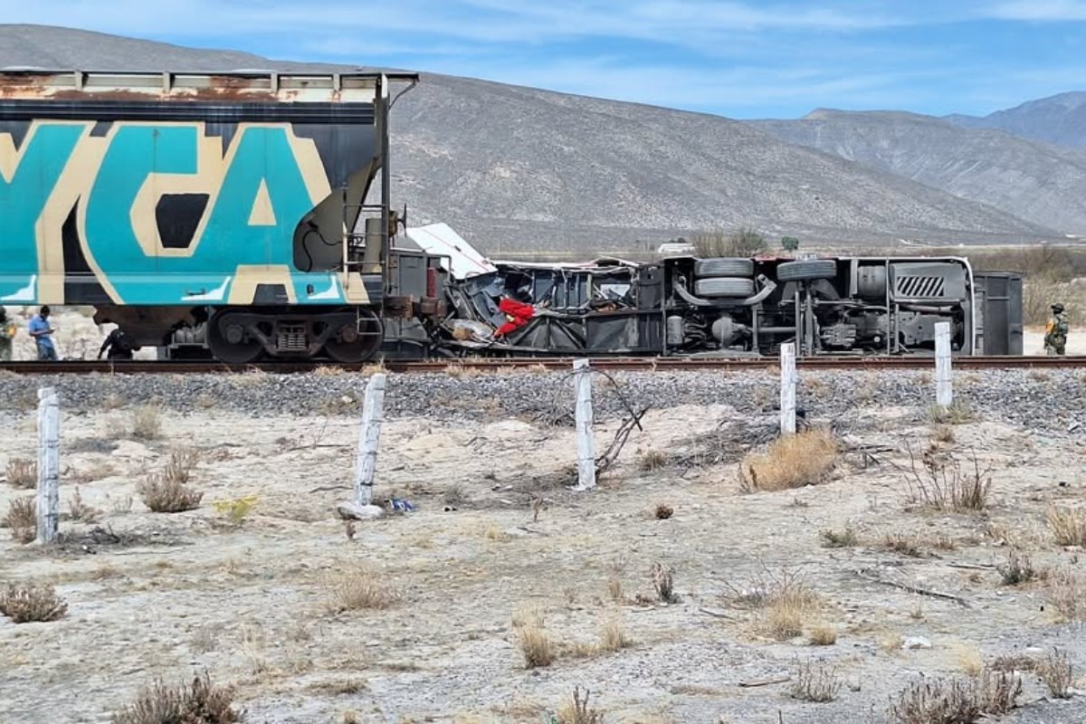 El fuerte impacto arrastró la unidad varios metros, causando severos daños a la estructura del vehículo y dejando a muchos pasajeros atrapados./ Foto: Facebook: Lo que pasa en la carretera Monterrey Saltillo