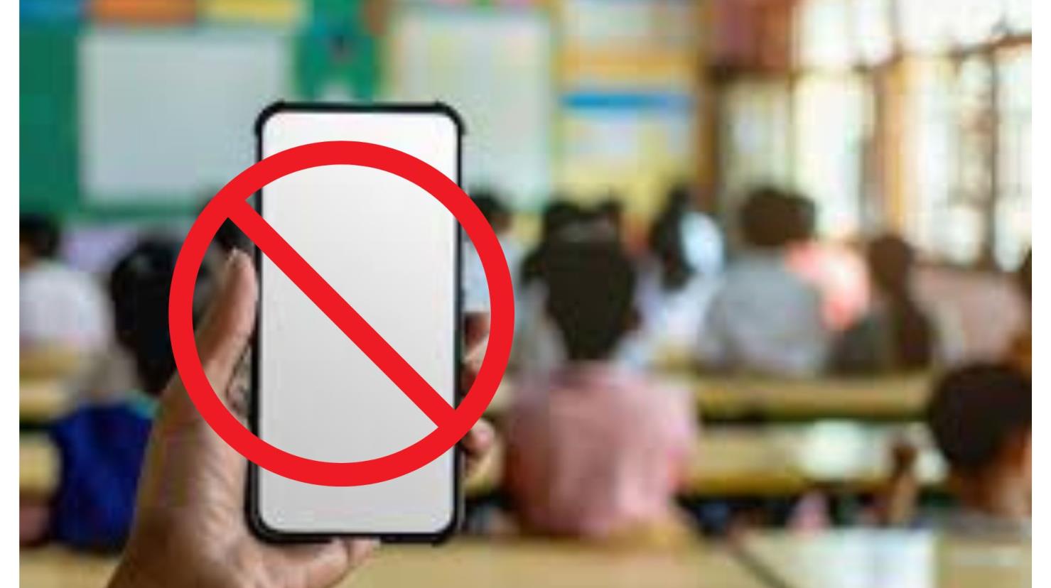 Niños tomando clases, celular, signo de prohibido I Foto: Freepik I Canva