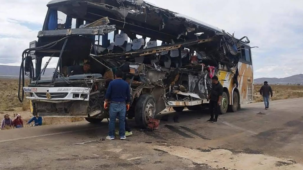 Mueren casi 40 pasajeros en choque de autobuses en Bolivia