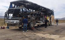 Mueren casi 40 pasajeros en choque de autobuses en Bolivia