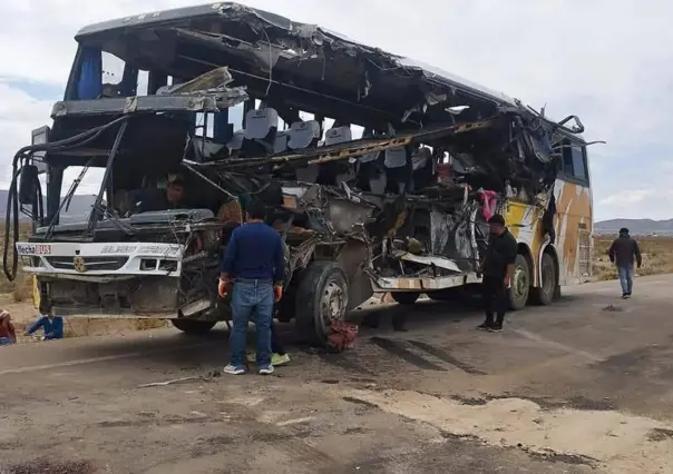 Mueren casi 40 pasajeros en choque de autobuses en Bolivia