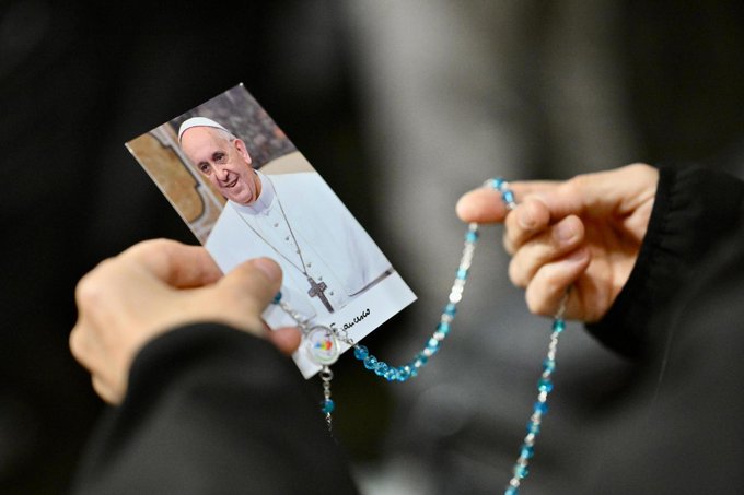 Fieles católicos piden por la pronta recuperación del Papa Francisco. Créditos: X (@vaticannews_es).