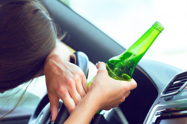 Persona dormida al volante con alcohol. Foto: Freepik