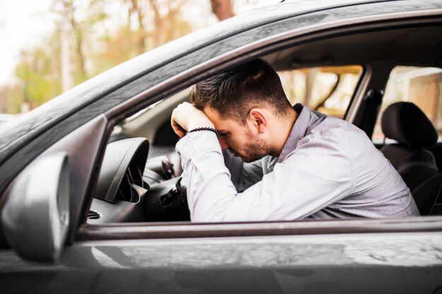 Joven dormido al volante