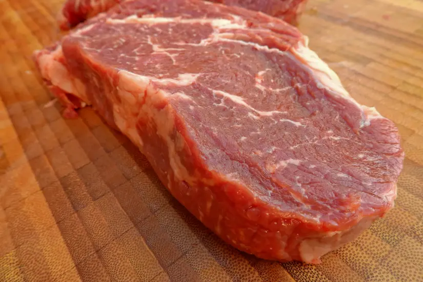 De acuerdo con introductores de ganado, la escasez de animales ha obligado a los proveedores a buscar reses en entidades como Veracruz, Querétaro y Zacatecas, donde los precios aún resultan competitivos. Foto: UGRT